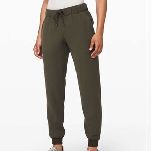 Lululemon On the Fly Jogger Size 2 in Dark Olive